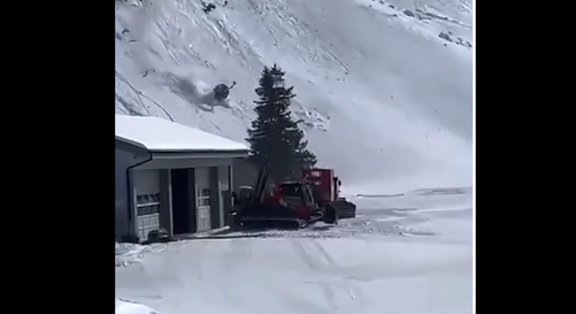 Videón, ahogy legurul a hegyoldalon a Svájcban leszakadt sífelvonó