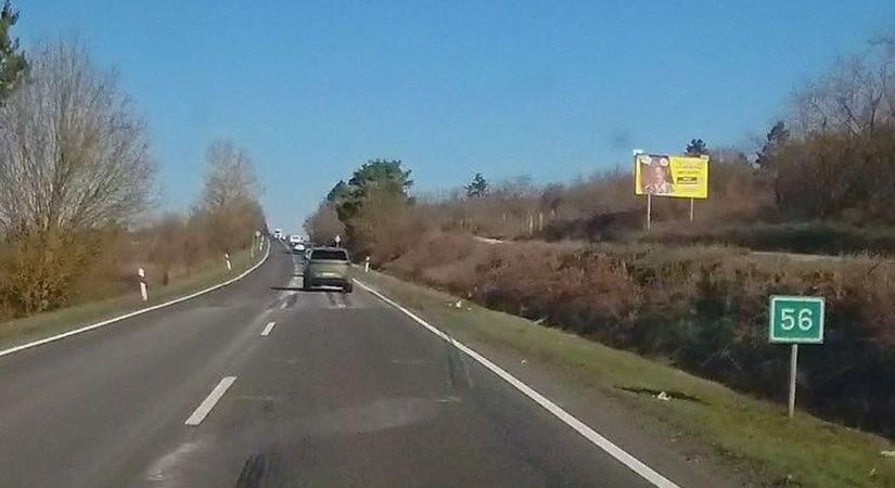 Súlyos baleset a dunántúli főúton: két rendőrt gázoltak el, akik épp egy elütött szarvas miatt intézkedtek