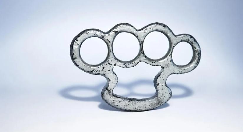 Durva leszámolás a presszóban, a vipera mellé egy fémcső is előkerült