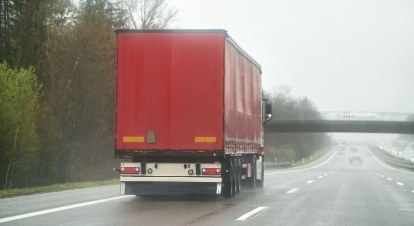 Videó: Hatalmas durrdefektet kapott egy kamion az autópályán – hajszálon múlt a tragédia