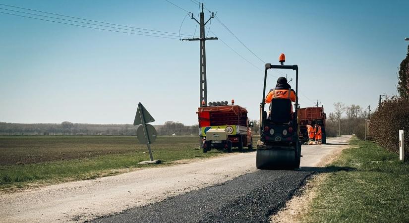 Már dolgoznak a gépek: látványos az útfejlesztés a településen