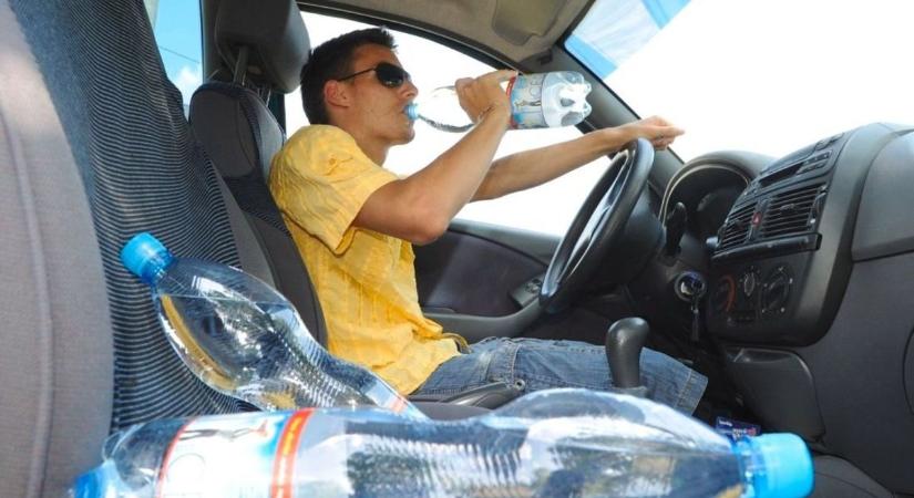 Szabad enni vezetés közben? Most dobod el a csipszes zacskót, sokan értik félre a szürke zónás szabályt!