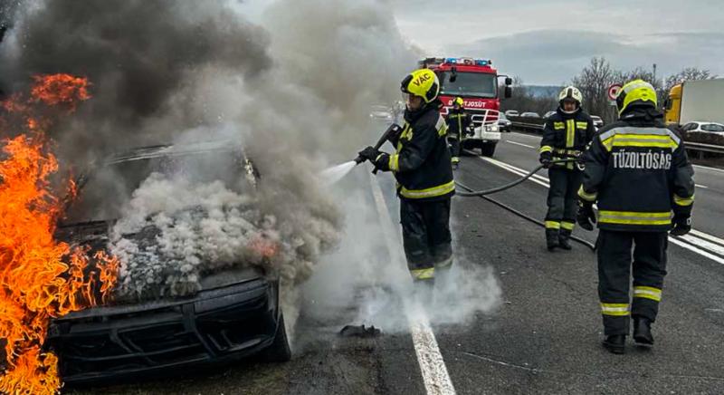 Letérdelt az M1-es, benzin árasztotta el az autópályát, tűzoltók igyekeznek megakadályozni a katasztrófát