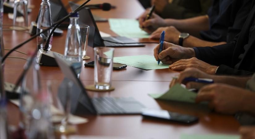 A Nézőpont emelkedő Fidesz-aktivitást, a 21 Kutatóközpont mindkét pártnak stabil „hazai” előnyt mért