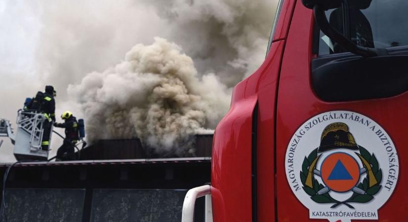 Brutális háztűz Hevesben, nagy erőkkel vonulnak a tűzoltók – itt történt óriási baj