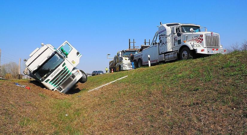 Képeken a baleset: elaludhatott a sofőr, ezért borult árokba a kamion