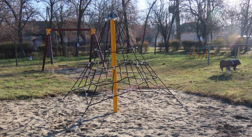 Újabb fejlesztés az árpádhalmi játszótéren: drótkötél pályán csúszhatnak majd a falu gyermekei
