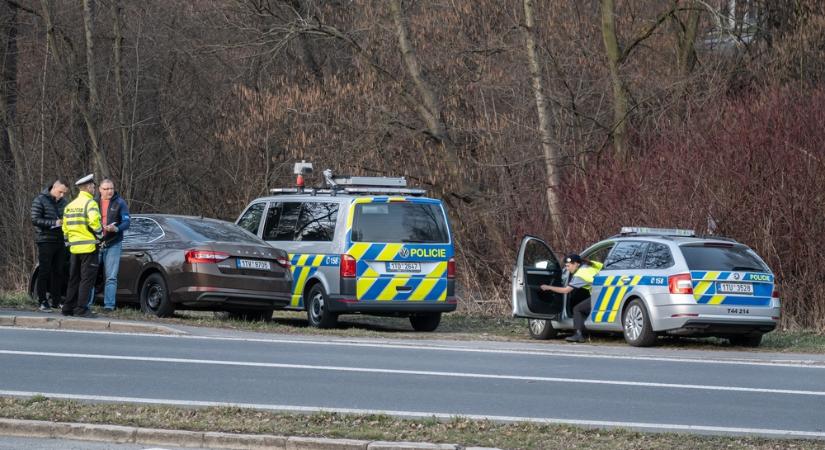 Rendőröket gázoltak a 8-as főúton