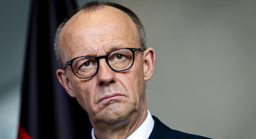 Moszkva egy mondattal alázta porig a kispados, Trumpnak könyörgő német kancellárt