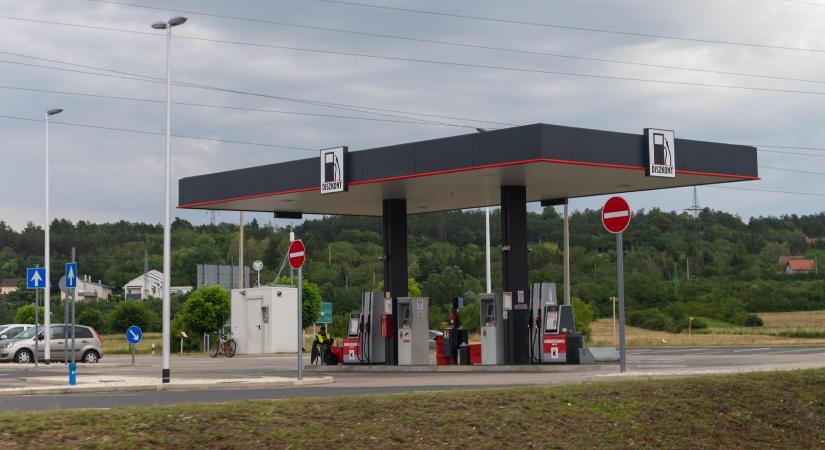 Magyarország elkezdte felélni a stratégiai benzin- és gázolajkészleteit, akár már a parlamenti választás után nem sokkal elfogyhat az üzemanyag