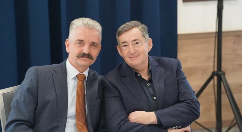 Mészáros Lőrinc fideszes képviselő társaságában osztott adományt a kampányidőszak sűrűjében