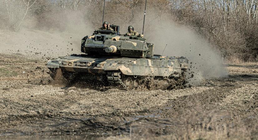 Átadták a páncélosdandár tatai laktanyájában a harcjárműjavító műhelyt