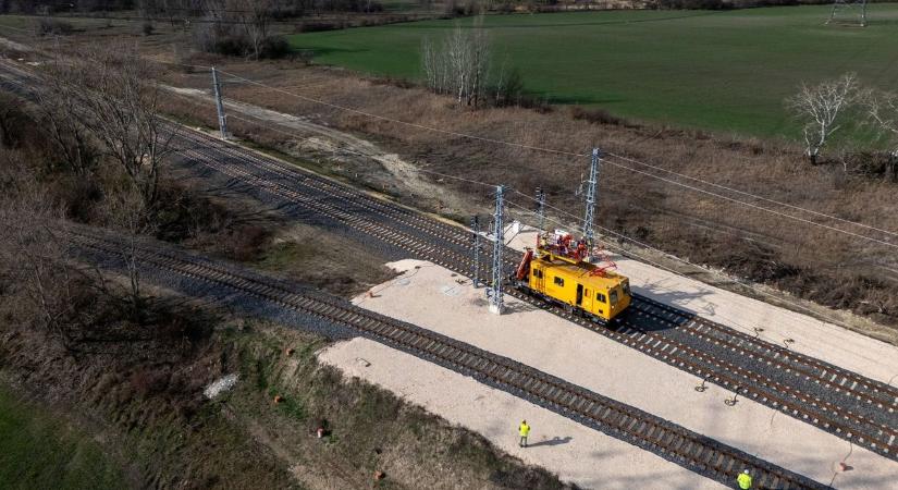 Finomhangolás a Budapest–Belgrádon – a felsővezetékek a vasútvonal húrjai