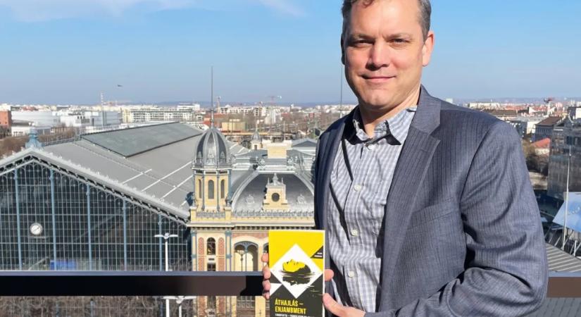 Joe Váradi különös útja a Lenin térről a kétnyelvű verseskötetekig