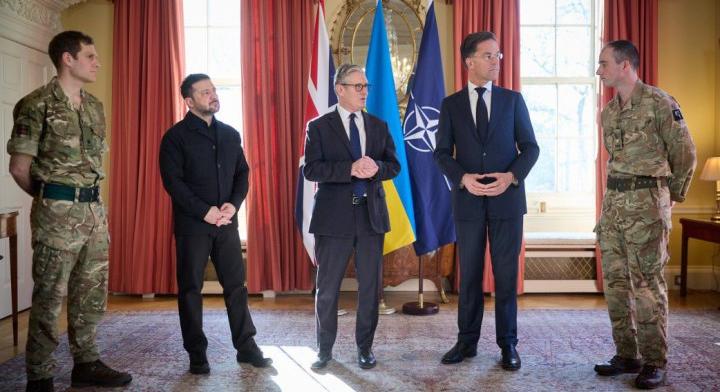 Fegyvergyártásról tárgyaltak Londonban: Zelenszkij, Starmer és Rutte egyeztetett
