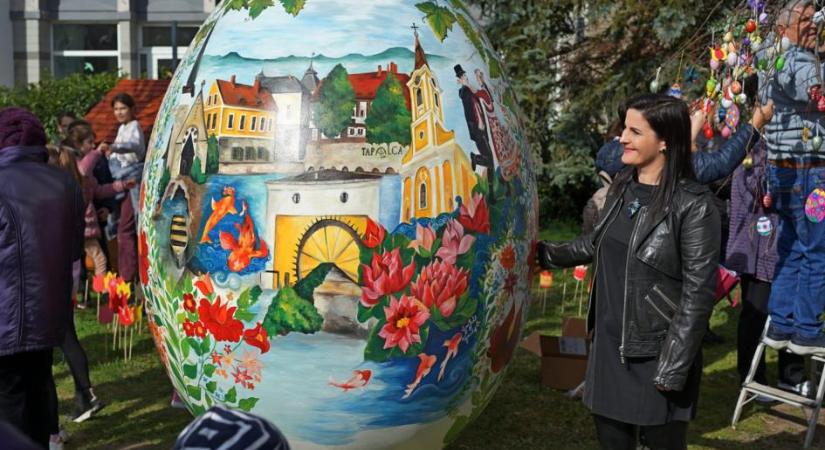 Húsvéti varázslat Tapolcán – több ezer tojás díszíti a belvárost