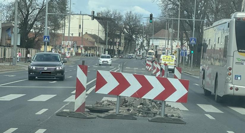 Felverték az aszfaltot: javítást végeznek a Szoboszlói úton