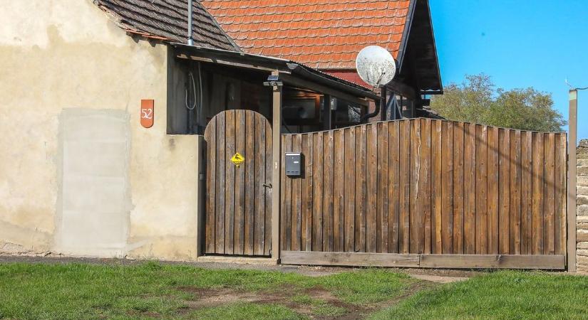 A sírt már megásta, pedig a "halott" még nagyon is élt – idejében érkezett a segítség Ostorosra