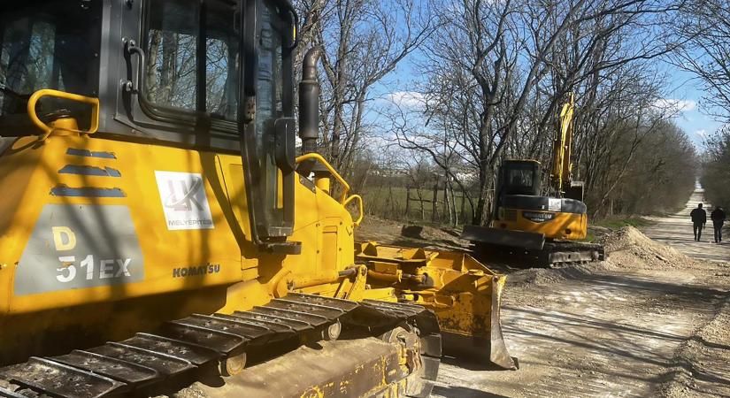 Hadházy Ákos: Tükörsimára egyengették a Hatvanpusztára vezető bekötőutat