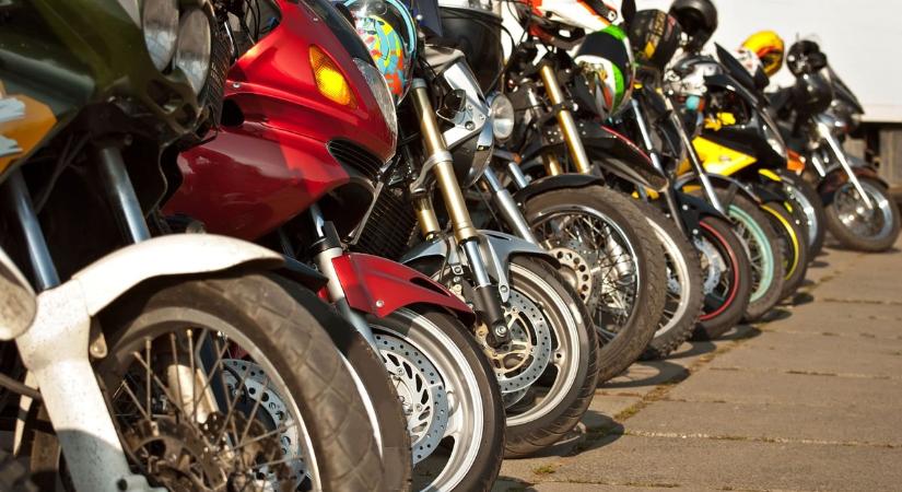Nem hagyták szó nélkül: motorosok üzentek a fizetés nélkül távozó férfinak