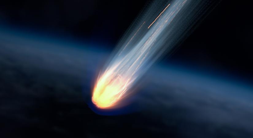 Nézd meg, amint 64 000 km/h-s sebességgel csapódik a légkörbe, majd tűzgömbbé válik egy meteor Ohio fölött