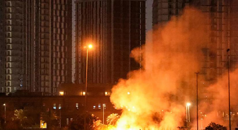 Az Egyesült Államok több mint 2200 kg-os bombákat vetett be az Hormuzi-szoros közelében, Irán válaszul megtámadta az amerikai nagykövetséget