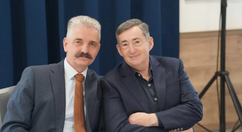 Tombol a kampány: 130 millió forintot osztott szét Mészáros Lőrinc, majd jött a közös fotó a helyi fideszes képviselővel