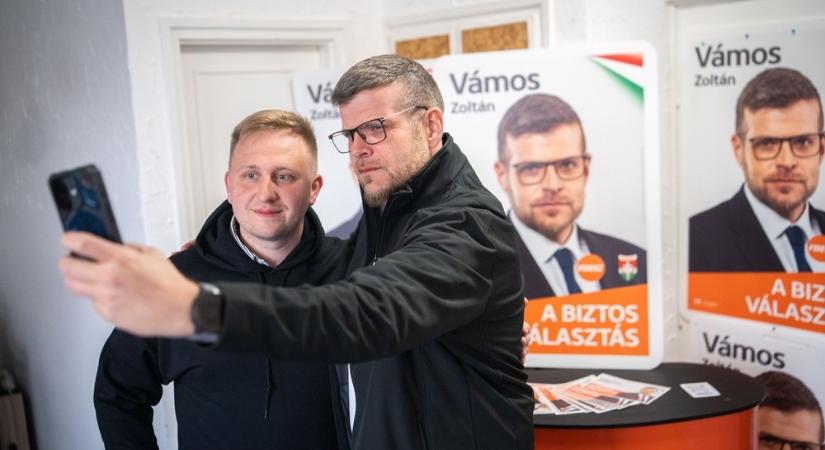 Az “ukrán zászlós” Fidelitas elnöke Szombathelyen járt aláírást gyűjteni Vámos Zoltánnak