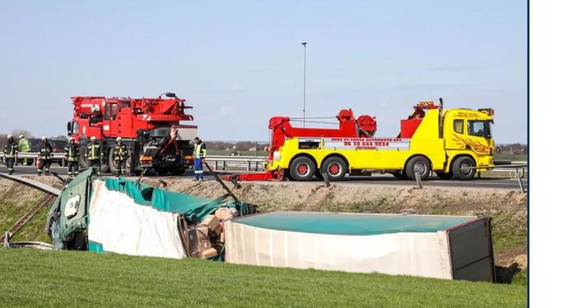 Halálos baleset az M4esen: a szétroncsolódott kamionban halt meg a sofőr – képekkel és videóval