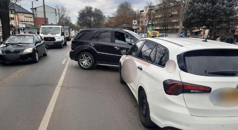 Baleset a kórház előtt: a taxi húzta a rövidebbet Nyíregyházán csütörtökön (fotókkal)
