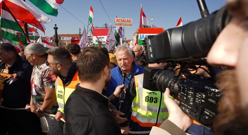„Szeretném pofán verni Magyar Pétert” – a Békemenet-alapító Bencsik András szeretné lendületből megütni a Tisza Párt elnökét, mert szerinte egy csaló