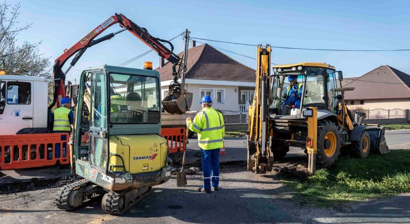 Felvonultak a munkagépek Vasváron: elkezdődött a Petőfi utca teljes megújítása
