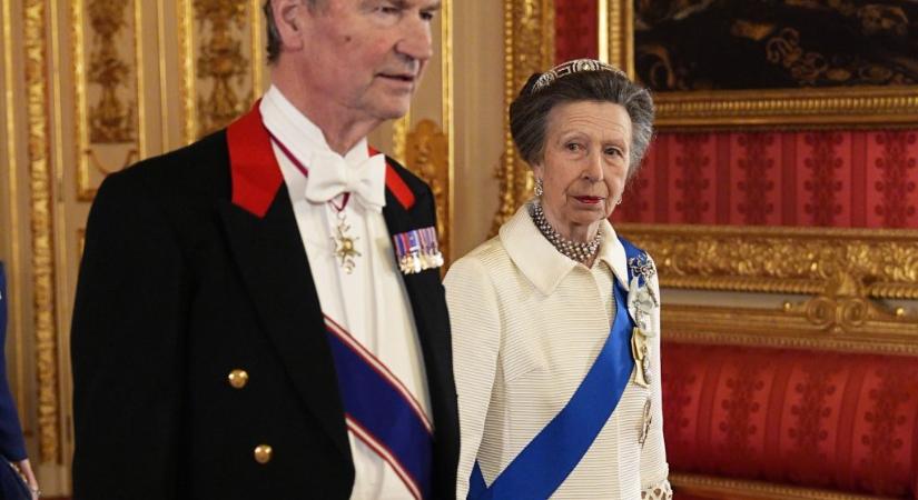 Anna hercegnő közel 60 év után újra felkapott egy kabátot, amit korábban 19 évesen is viselt