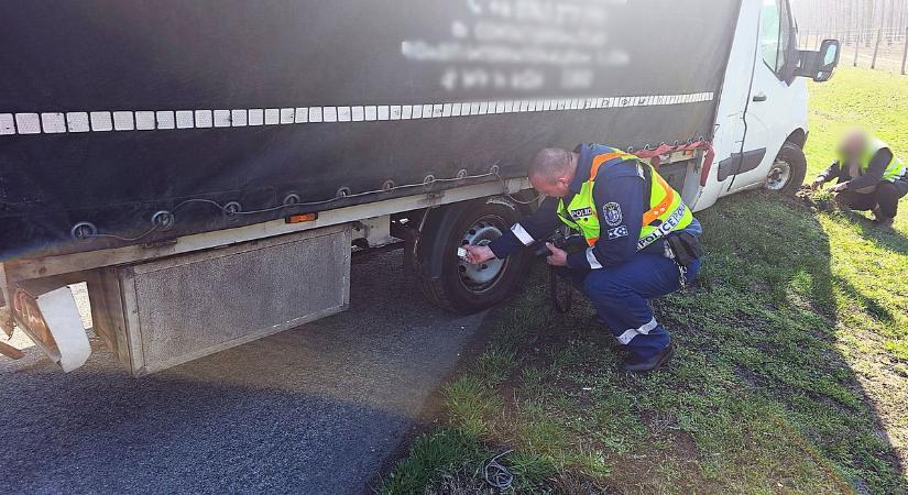 Szalagkorlátnak hajtott egy kisteherautó az autópályán – fotók