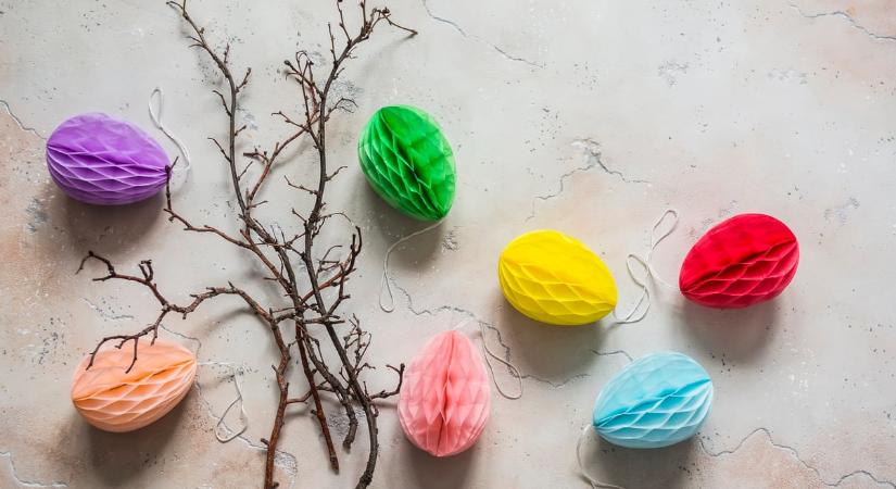 Így készíts egyszerűen húsvéti tojást és nyuszit méhsejt papírból