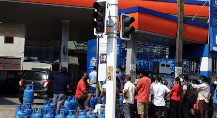 Srí Lanka rendkívüli intézkedéseket vezet be az üzemanyaghiány miatt