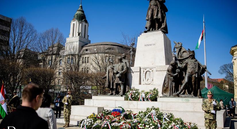 Valaki elvitte az orosz főkonzul koszorúját a debreceni Kossuth-szoborról