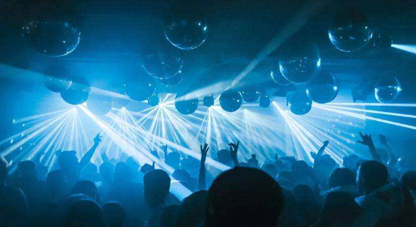 Bilincs és rúgások: Részeg angol nő verte szét a pesti bulinegyedet, még a rendőrautóban is folytatódott a horror