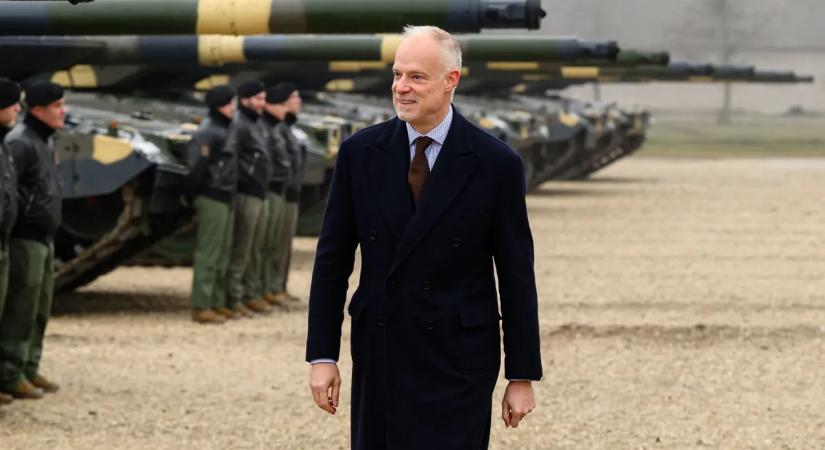 Honvédelmi miniszter: Újabb beruházás segíti a tatai Leopardok „életét”