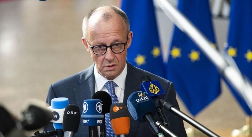 Videón, ahogy a német kancellár levegőnek nézi, majd szó nélkül elsétál a kérdezni próbáló Bohár Dániel mellett