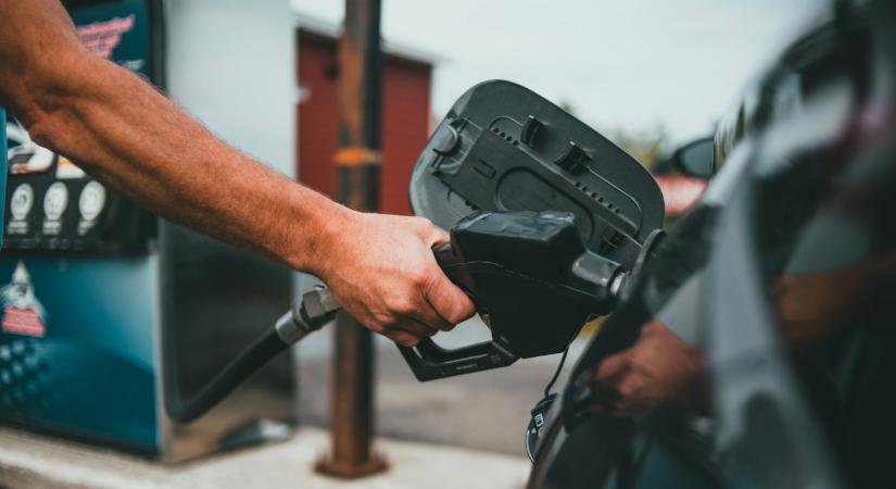 Kiderült, mennyivel drágulnak pénteken az üzemanyagok