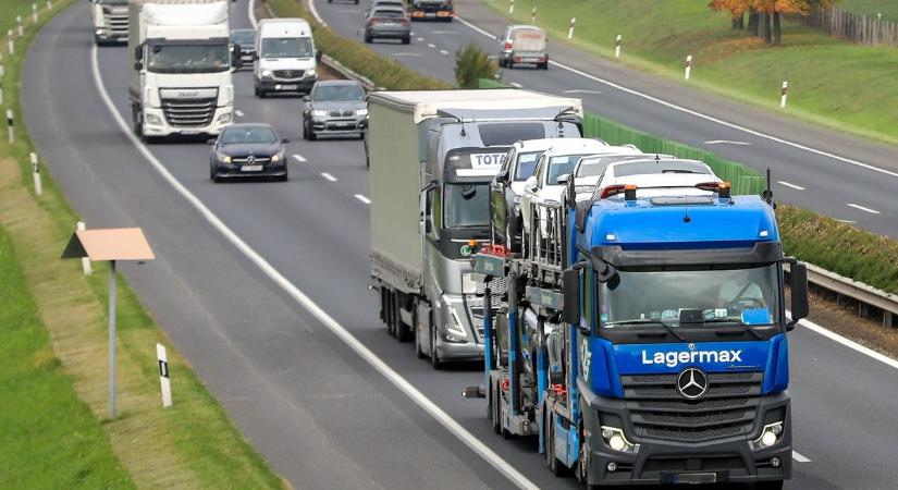 Beállt az M1-es autópálya, két kamion ütközött össze