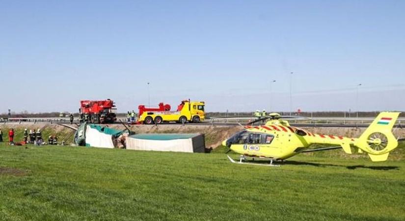 Halálos kamionbaleset történt az M4-esen, hajdú-bihari férfi az áldozat - mindent lezártak!