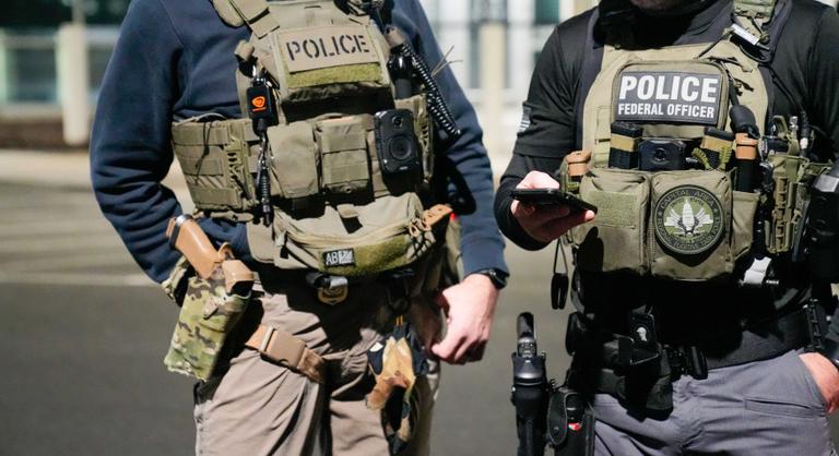 Furcsa haláleset miatt zúdult népharag Donald Trump fegyveres szervezetére