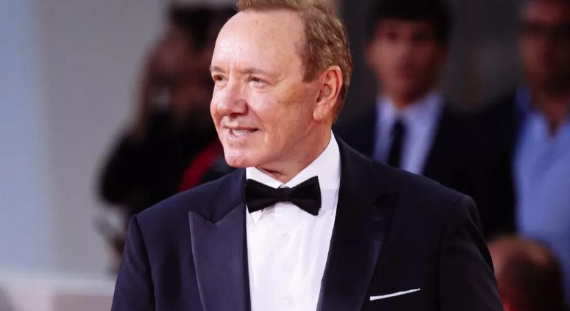 Peren kívül megegyezett Kevin Spacey a három férfival, akik szexuális zaklatással vádolták