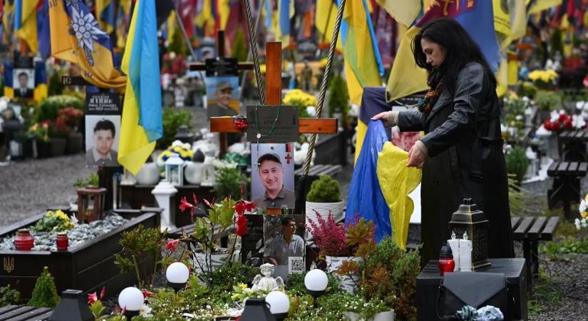 “Véresen, koszosan és megcsonkítva is szeretlek”: Háborús özvegyek kérdezik: mikor lesz már ennek vége?