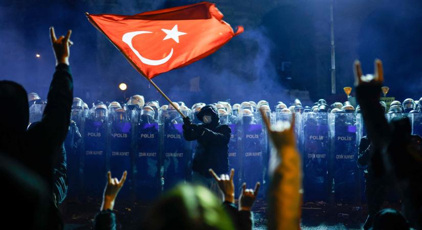 Amikor a török Z-generáció azt mondta, elég volt – egy éve tartóztatták le Erdogan Magyar Péterét