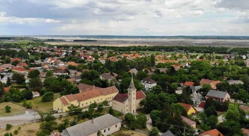 Könyvekkel segítik a határon túli magyar gyerekeket – rajzpályázat is indul