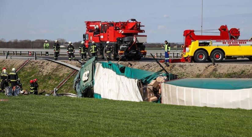 Helyszíni fotókon a szörnyű tragédia: árokba csapódott a kamion (videó)