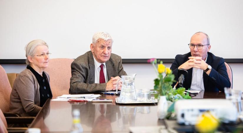 Újabb állomásához érkezett Veszprém várva várt kötete (galéria)